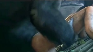 Кудрявая девушка с обезьяной шалит