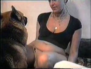 Сисястая мамаша с овчаркой шпилится