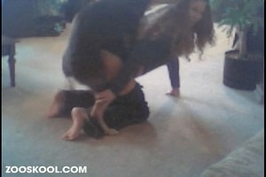 На скрытой камере девушка с собакой ебётся