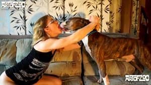 Рыжая извращенка развлеклась с псом