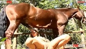 Мерзкая зоофилка купается в конской сперме
